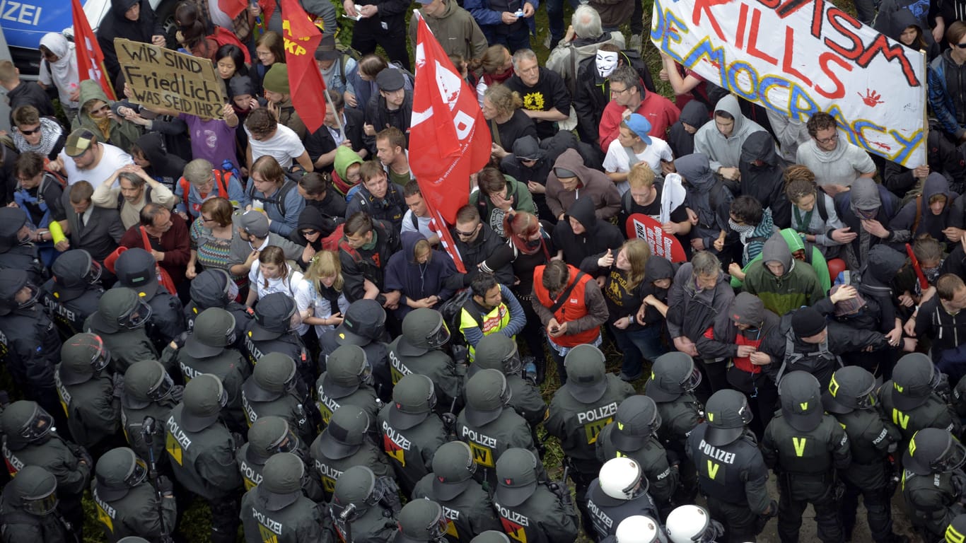 Tausende protestierten 2013 in Frankfurt gegen die zunehmend teure Bankenrettung mit Steuergeldern: Die sogenannte Blockupy-Bewegung wurde von vielen NGOs und Gewerkschaften unterstützt.