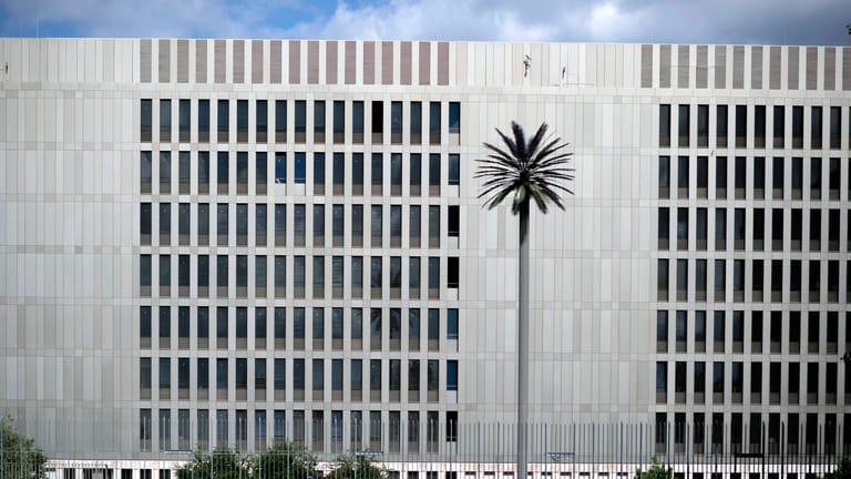 Zentrale des Bundesnachrichtendienstes in Berlin (Archiv): Ein Mitarbeiter soll Informationen an Moskau übermittelt haben.