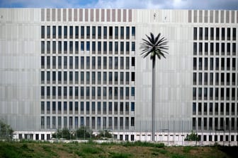 Zentrale des Bundesnachrichtendienstes in Berlin (Archiv): Ein Mitarbeiter soll Informationen an Moskau übermittelt haben.