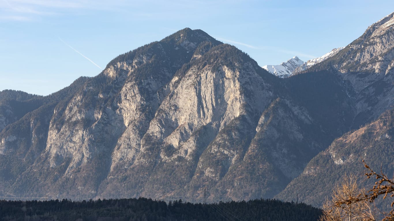 Eine Felswand in Tirol (Archivbild): Ein Kletterer aus Köln ist dort ums Leben gekommen.
