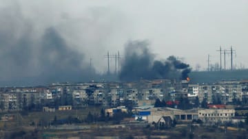 Rauch über der Frontstadt Soledar am 5. Januar: Dieser Ort gehört zu einem der am heftigsten umkämpften derzeit.