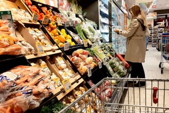 Einkaufen im Supermarkt (Symbolbild): Die Lebensmittelpreise sind stark angestiegen.