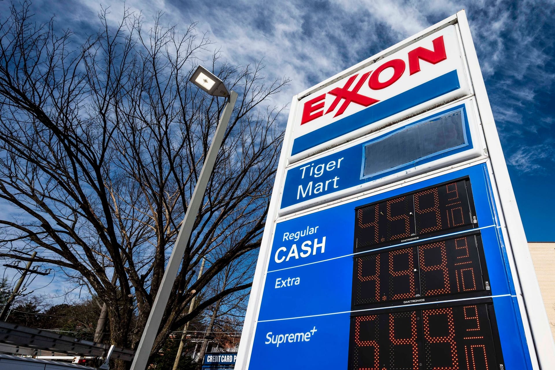 Hohe Benzinpreise bei Exxon Mobil an einer Tankstelle in den USA: Der Konzern setzte mit seinem bereinigten Jahresgewinn von 59 Milliarden Dollar eine neue Höchstmarke für westliche Öl-Firmen.