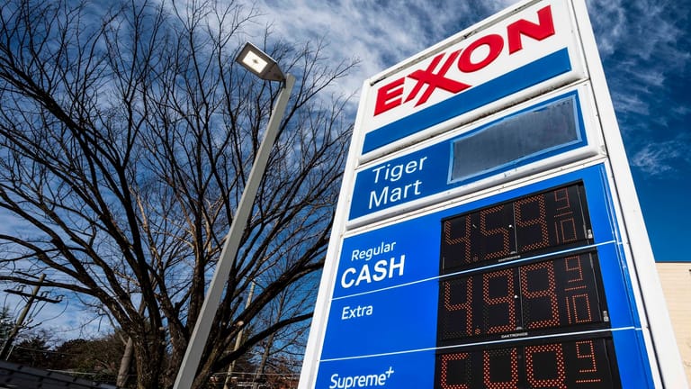 Hohe Benzinpreise bei Exxon Mobil an einer Tankstelle in den USA: Der Konzern setzte mit seinem bereinigten Jahresgewinn von 59 Milliarden Dollar eine neue Höchstmarke für westliche Öl-Firmen.