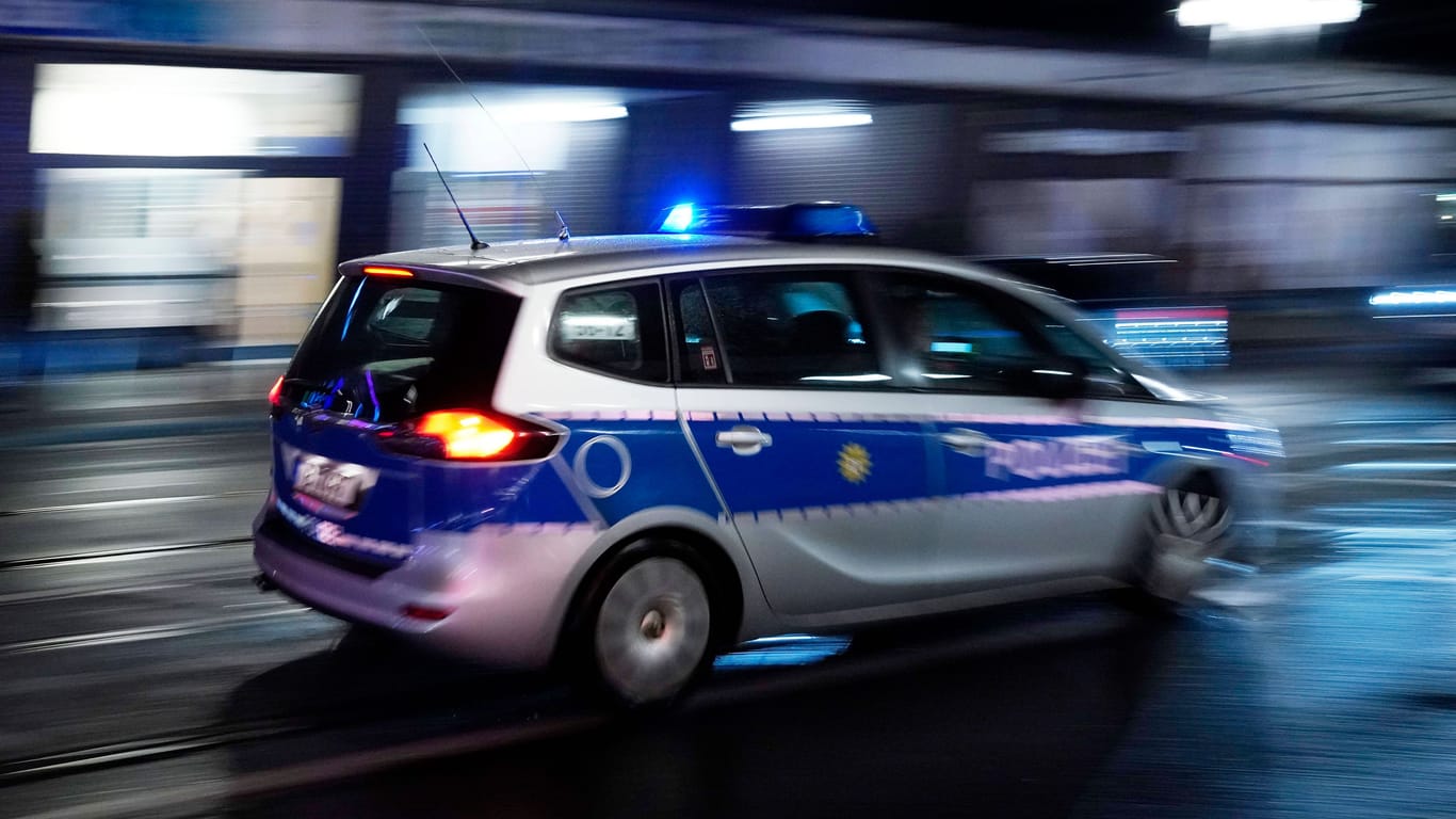 Polizeiauto mit Blaulicht (Archivbild): In Neukölln ist eine Frau mit Nazi-Parolen bedroht worden.
