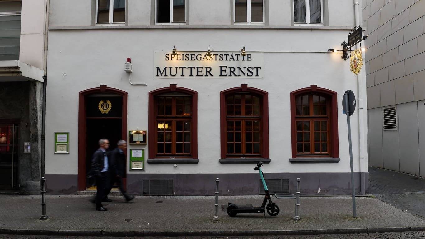 Das Traditionslokal "Mutter Ernst" am alten Standort: Weil das Gebäude abgerissen werden soll, mussten die Mieter 2020 ausziehen.