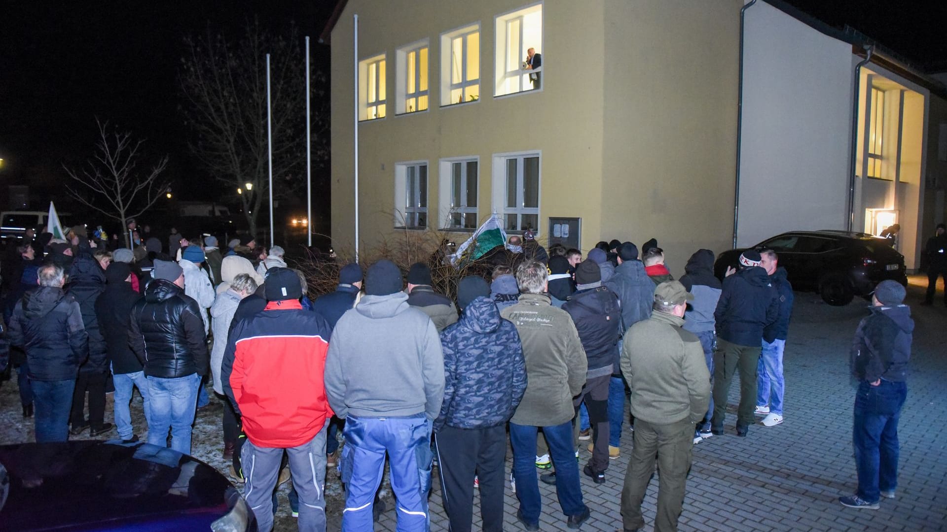 Laußig, vor dem Gemeindeamt: Etwa 150 Menschen forderten hier eine Rede des Bürgermeisters ein, Polizei sichert den Eingang.