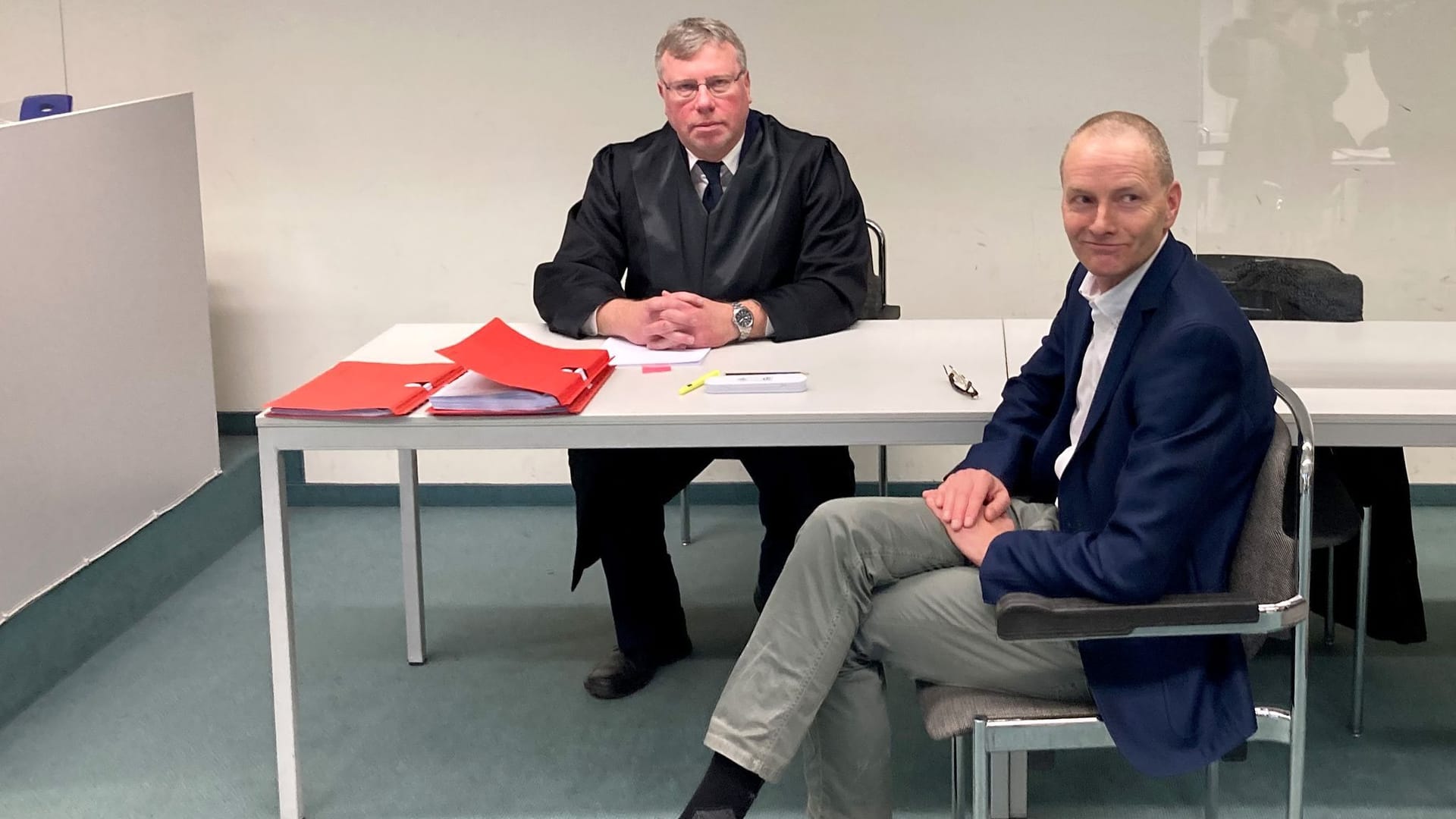 AfD-Politiker Kai Borrmann (vorne rechts) in der Hauptstadt vor Gericht: Die Anklage wirft dem 56-Jährigen Beleidigung und Körperverletzung vor.