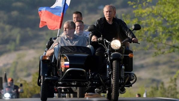 Russland feierte im Jahr 2019 das fünfjährige Jubiläum der Annexion der Krim: Putin fuhr mit dem eingesetzten Krim-Oberhaupt Sergei Aksjonow Motorrad.