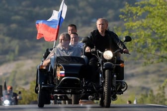 Russland feierte im Jahr 2019 das fünfjährige Jubiläum der Annexion der Krim: Putin fuhr mit dem eingesetzten Krim-Oberhaupt Sergei Aksjonow Motorrad.
