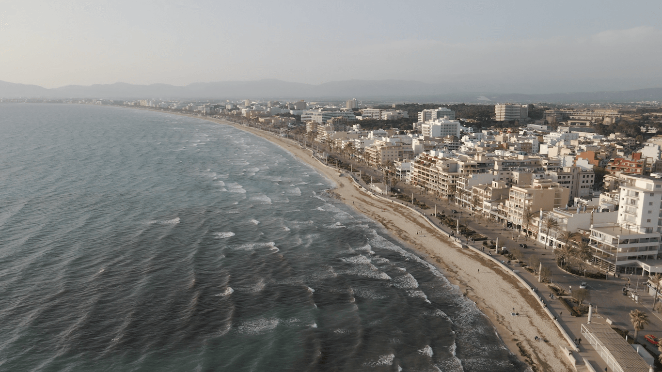 Drohne zeigt Mallorca-Strand: Der Tourismus muss reduziert werden.