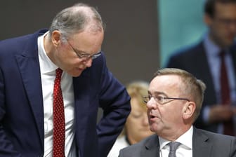 Stephan Weil (links) und Boris Pistorius (Archivbild): Der Ministerpräsident muss kurzfristig seinen Innenminister ersetzen.