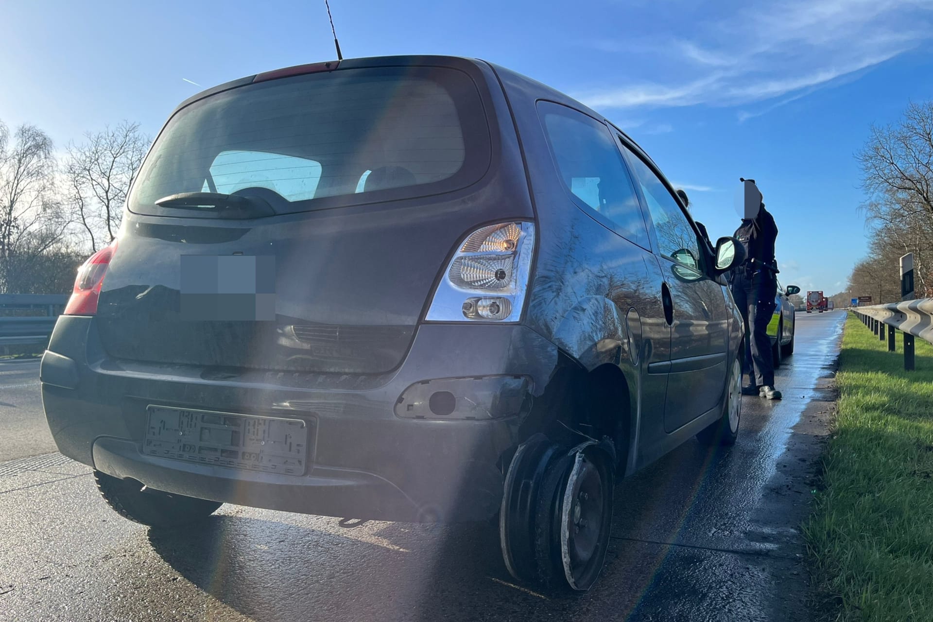 Beschädigter Renault am Straßenrand: Trotz mehrfacher Haltesignale stoppte der Mann erst spät sein Fahrzeug.