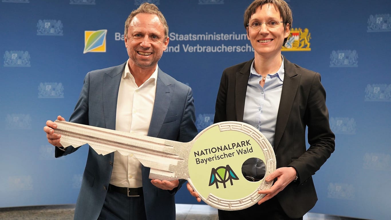 Ursula Schuster zusammen mit Bayerns Umweltminister Thorsten Glauber bei der symbolischen Schlüsselübergabe.