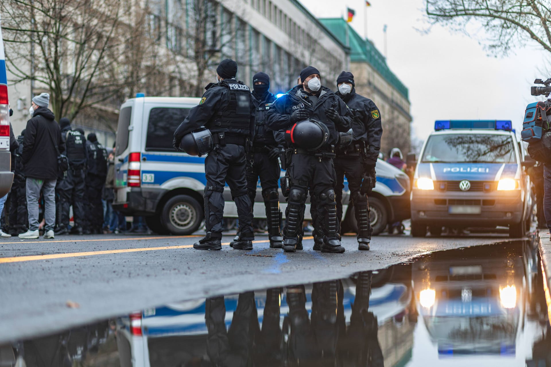 Bundespolizisten im Einsatz (Archivbild): Ein Post der Behörde auf Twitter sorgt für Aufsehen.