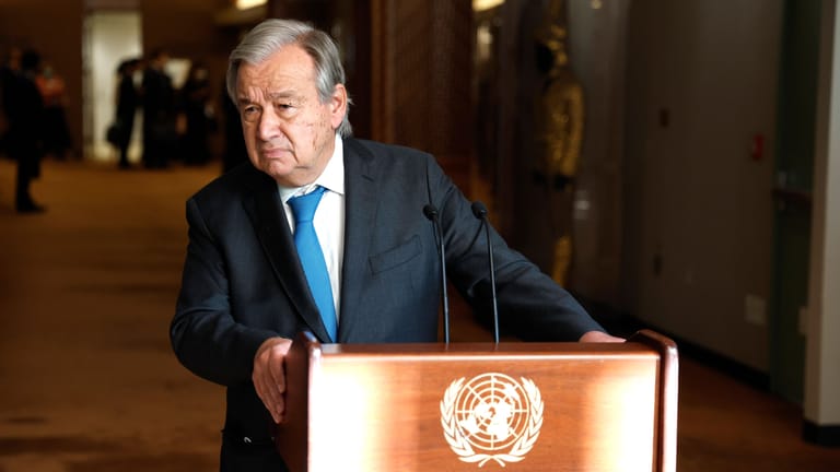 UN-Generalsekretär Antonio Guterres spricht bei einer Pressekonferenz: Der Angriff auf ein Wohnhaus in Dnipro könnte ein Kriegsverbrechen darstellen.