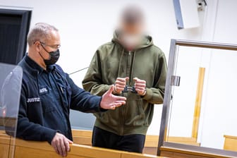 Ioannis K. beim Prozessauftakt im Landgericht Hannover (Archivbild): Dem Angeklagten wird Mord in zwei Fällen vorgeworfen.