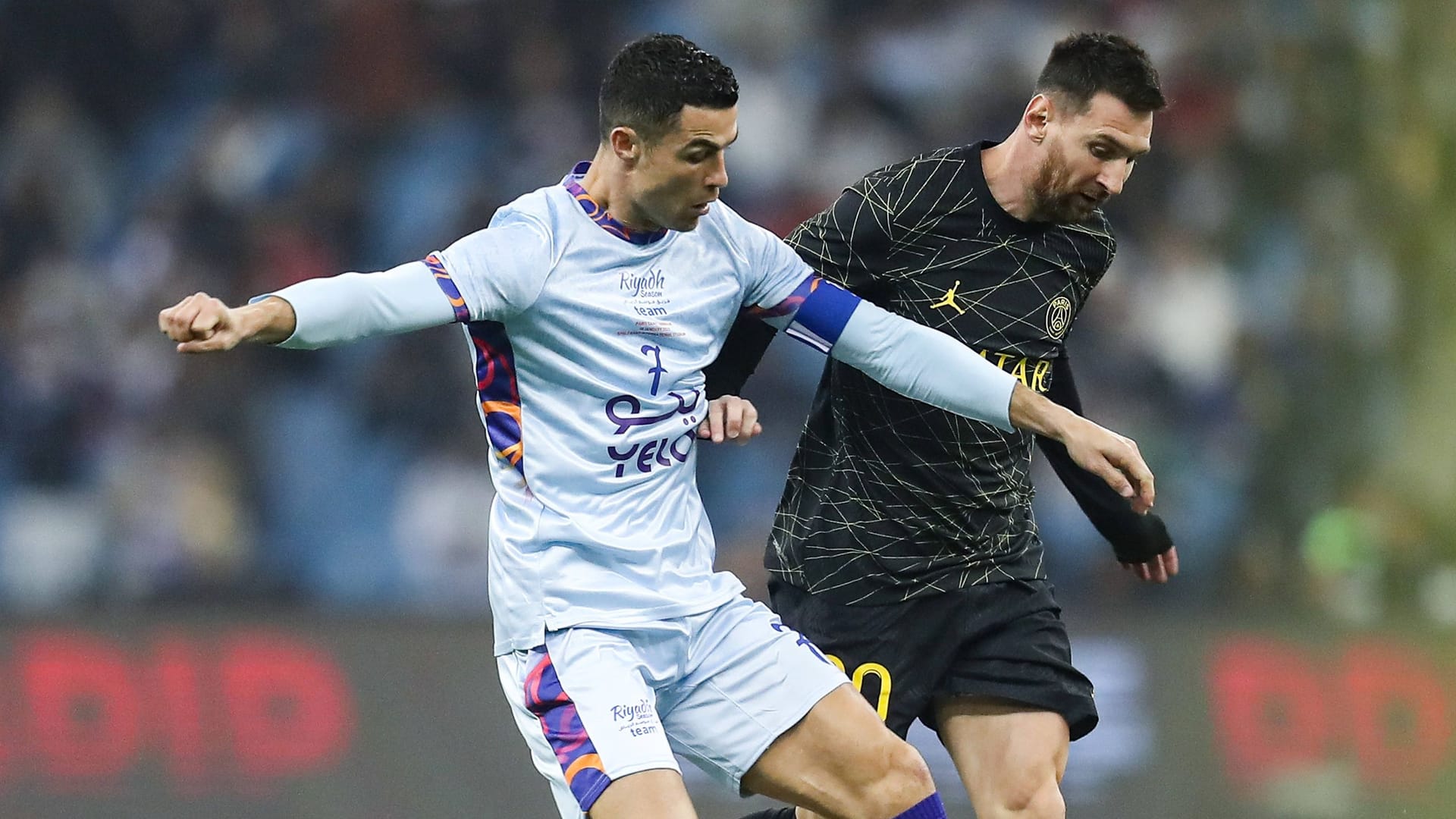 Cristiano Ronaldo (l.) und Lionel Messi im Zweikampf.