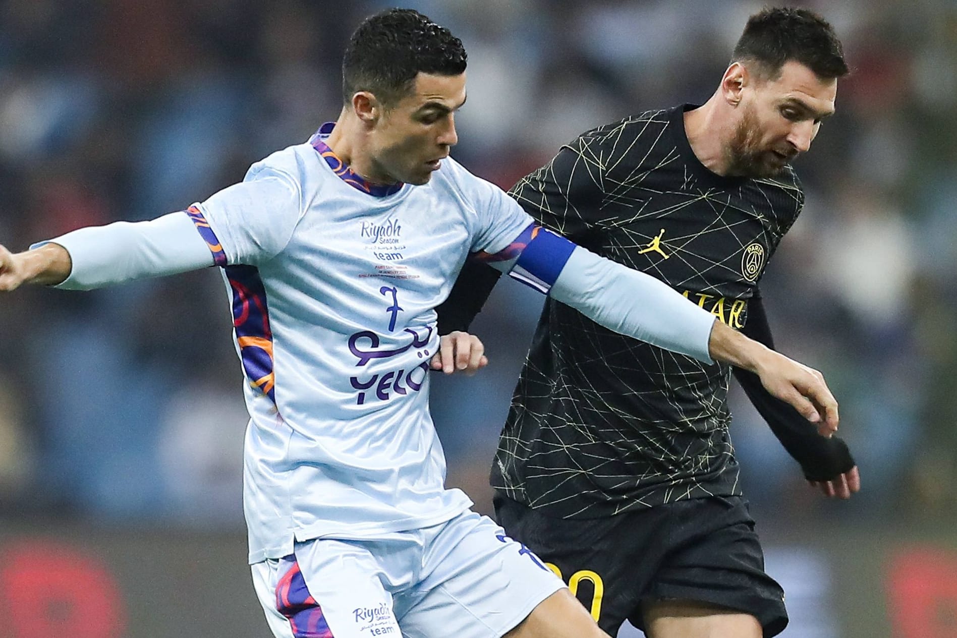 Cristiano Ronaldo (l.) und Lionel Messi im Zweikampf.