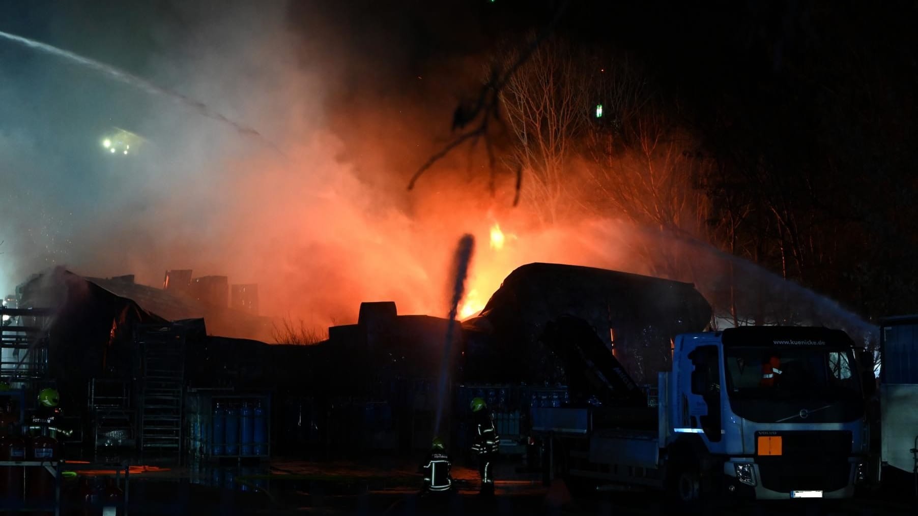 Lagerhalle in Potsdam: Aus noch unbekannter Ursache fing sie Sonntagnacht Feuer.