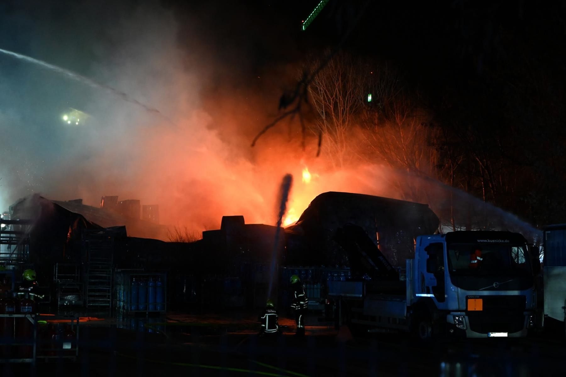 Lagerhalle in Potsdam: Aus noch unbekannter Ursache fing sie Sonntagnacht Feuer.