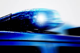 Ein Blaulicht auf einem Streifenwagen (Symbolbild): In Hannover kam es zu einem schweren Unfall zwischen einem Einsatzfahrzeug und einem Pkw.