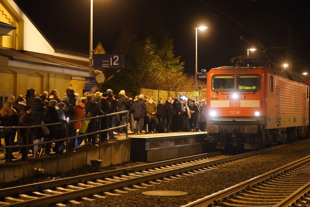 Einwohner von Brokstedt gedenken der Opfer des Messerangriffs: Der mutmaßliche Täter wurde in die U-Haft verlegt.