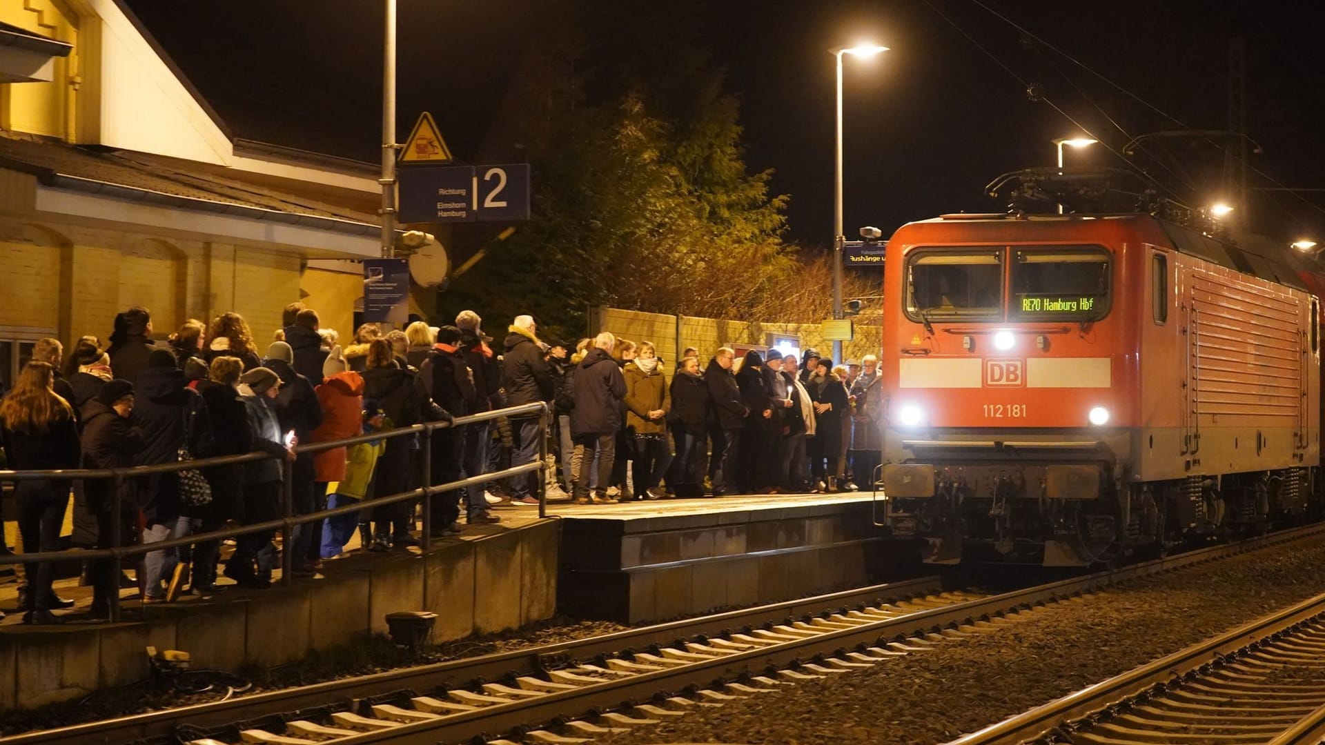 Einwohner von Brokstedt gedenken der Opfer des Messerangriffs: Der mutmaßliche Täter wurde in die U-Haft verlegt.