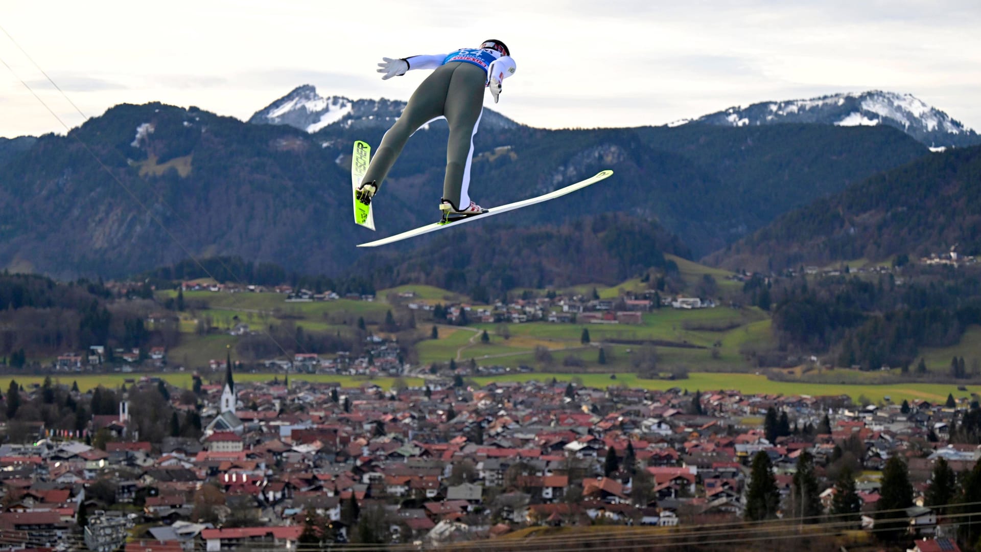 Hier handelt es sich nicht um eine Sommer-Event der Skispringer, sondern um die Vierschanzentournee mitten im Winter 2023.