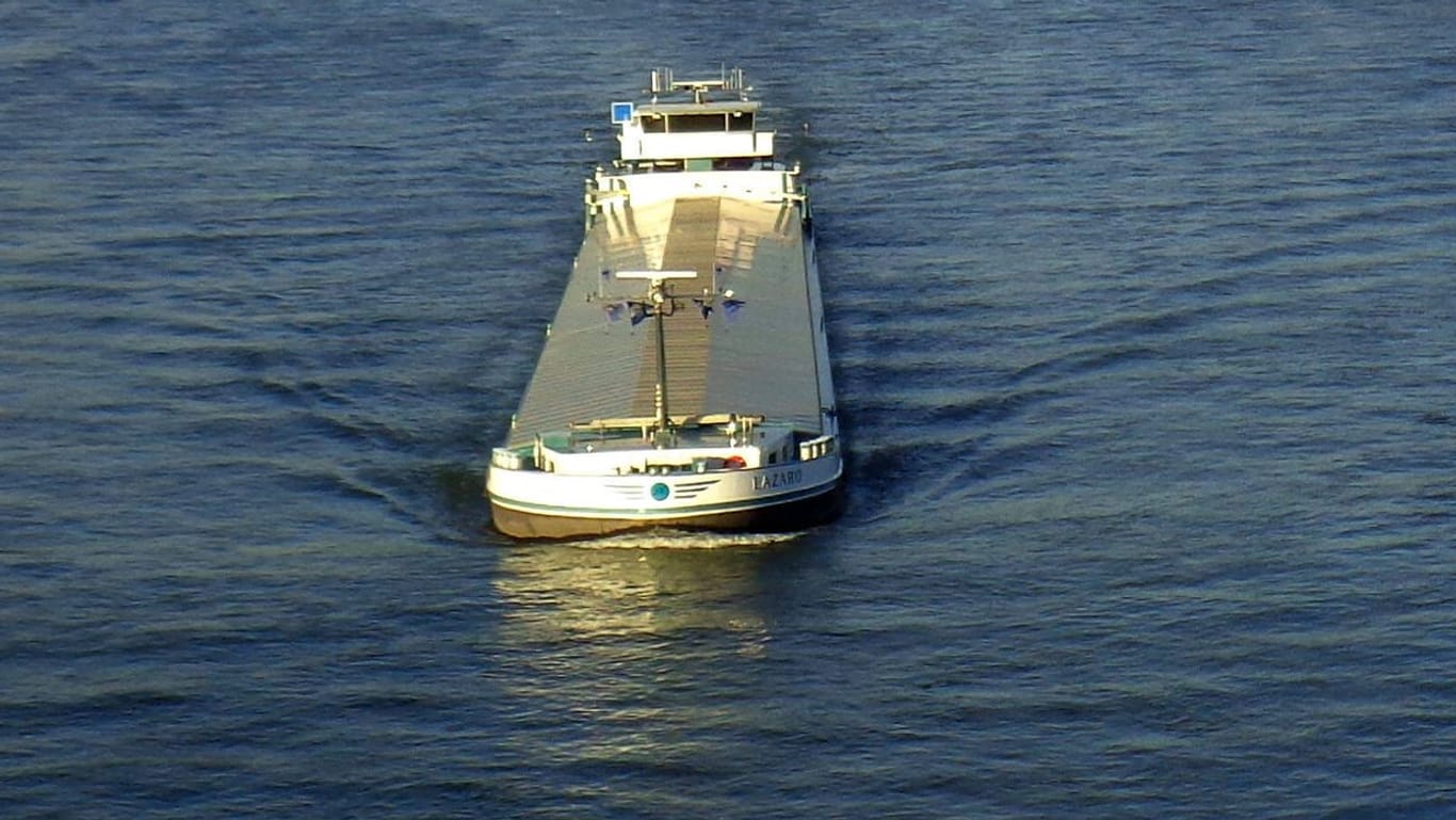 Ein Frachter auf dem Wasser (Symbolfoto): Ob das Schiff noch im Hafen liegt, dazu gibt es widersprüchliche Angaben.
