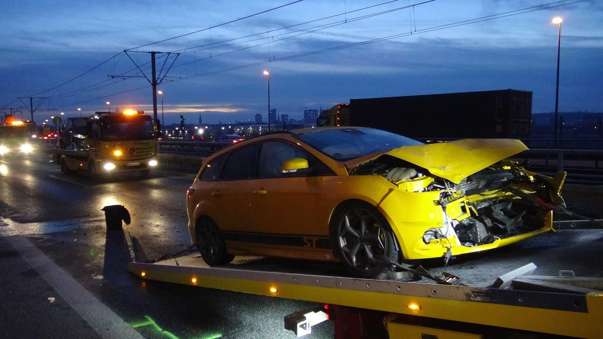 Die verunfallten Fahrzeuge wurden vom Abschleppdienst abtransportiert.