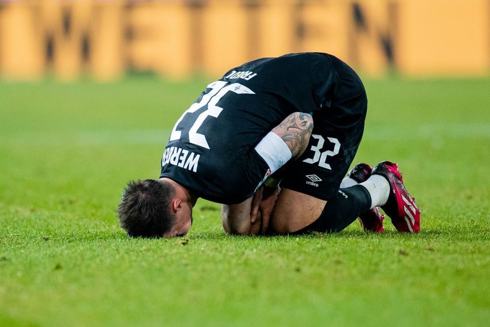 Bremens Kapitän Marco Friedl, Eigentorschütze zum 7:1, liegt auf dem Rasen: Der SVW hat den Rückrundenstart vermasselt.