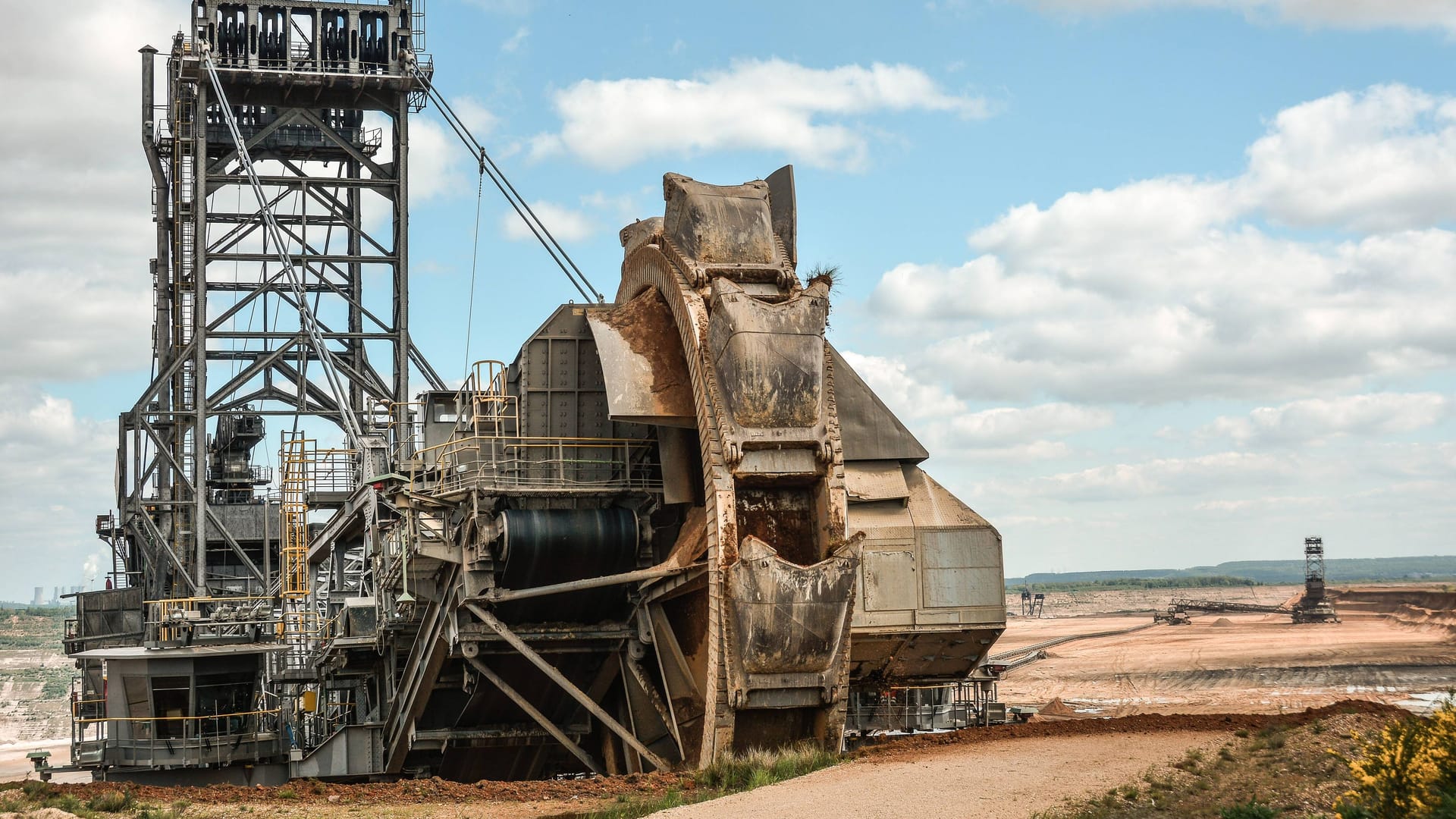 Schaufelradbagger im Tagebau Hambach (Archivbild): Aktivisten haben einen der Bagger in Protest gegen RWE besetzt.