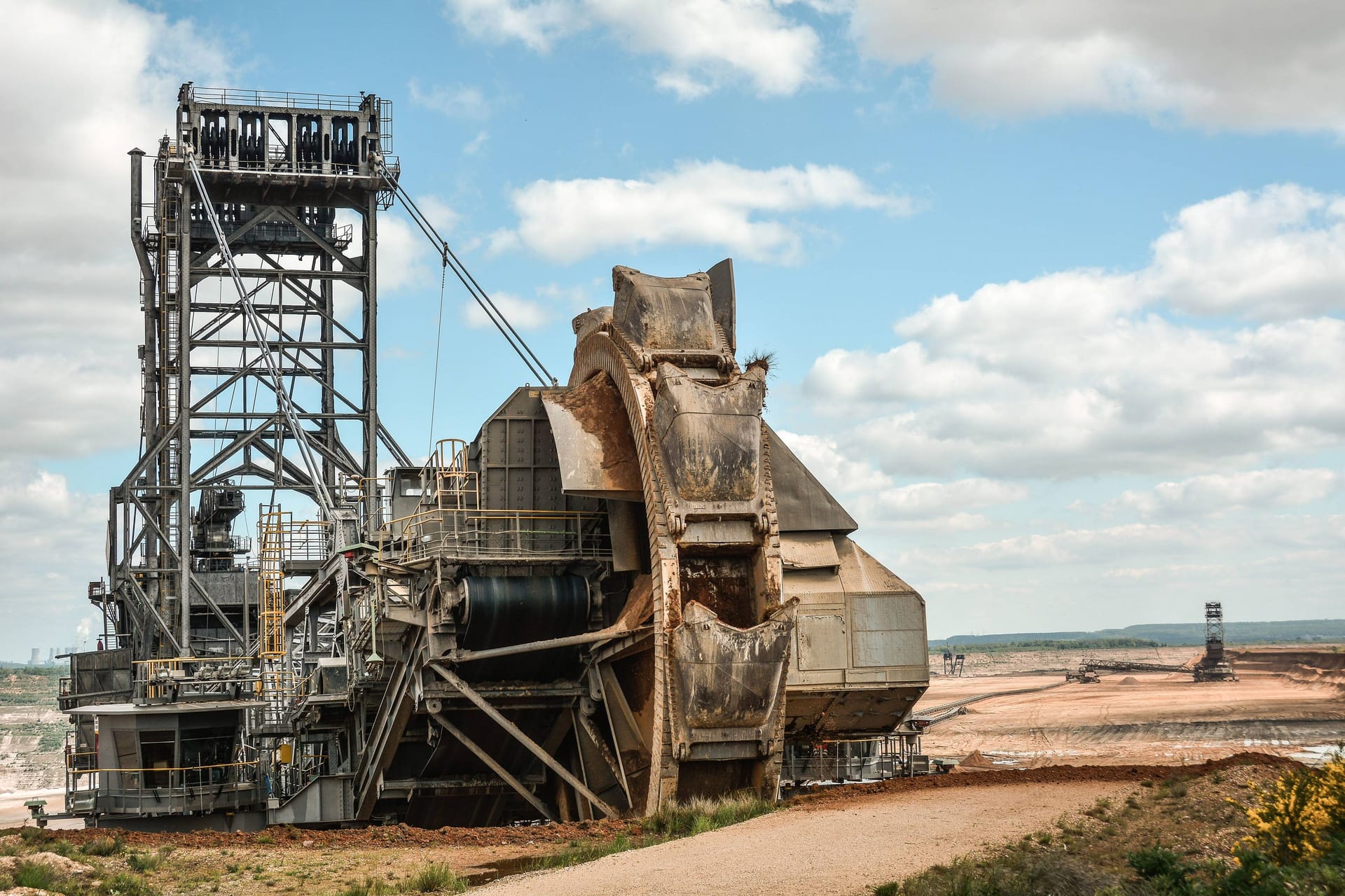 Schaufelradbagger im Tagebau Hambach (Archivbild): Aktivisten haben einen der Bagger in Protest gegen RWE besetzt.