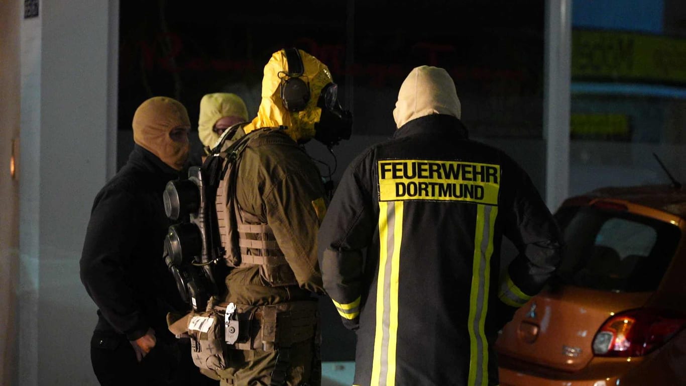 Mit Spezialkleidung griffen die Beamten zu: Auch die analytische Task Force aus Dortmund war vor Ort.