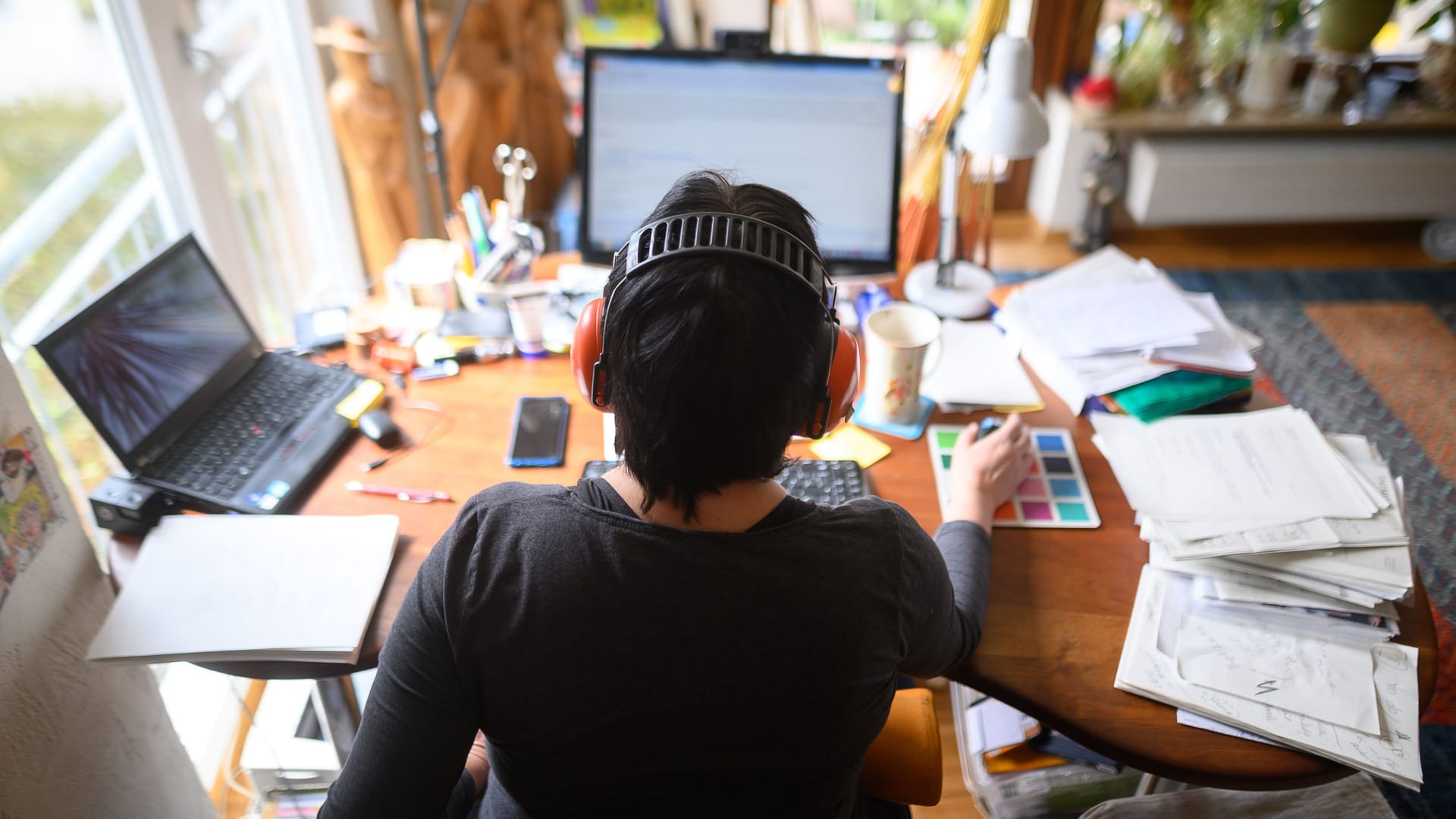 Eine Frau arbeitet im Homeoffice (Symbolbild): Unternehmen bekommen wieder mehr Freiheiten.