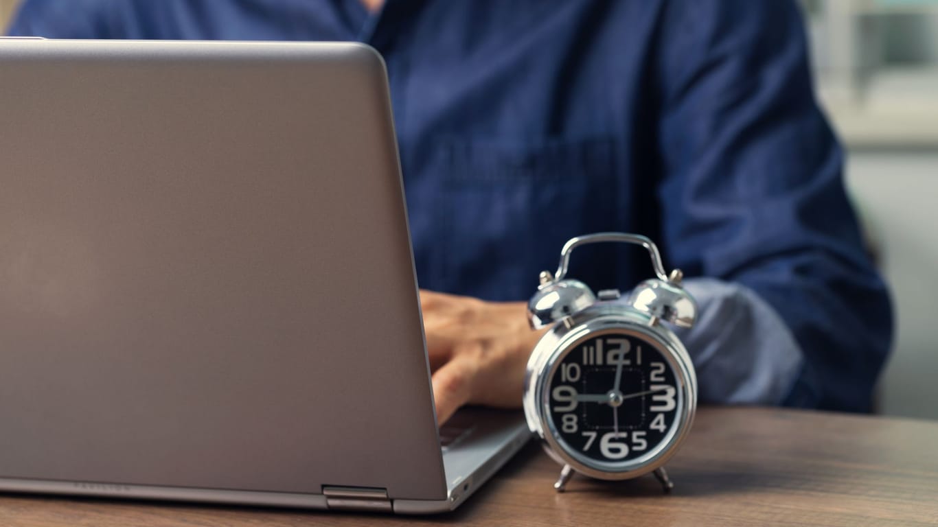 Arbeitszeitbetrug: Über spezielle Apps oder Stundenzettel kann die Arbeitszeit im Homeoffice nachgewiesen werden.