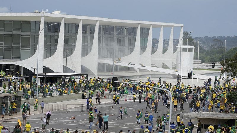 Bolsonaro-Anhänger stürmen den Obersten Gerichtshof in Brasilia (Archivbild): Der ehemalige brasilianische Präsident ist bis 2030 mit einem Amtsverbot belegt.