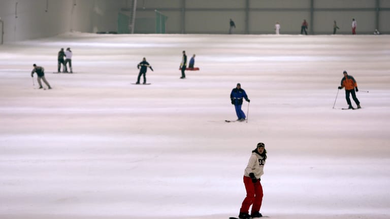 Skifahrer im "Snow Dome" in Bispingen (Archivbild): Dank Skihallen kann man hier im niedersächsischen Flachland sogar Wintersport betreiben – kann das für Bayern eine Alternative sein?