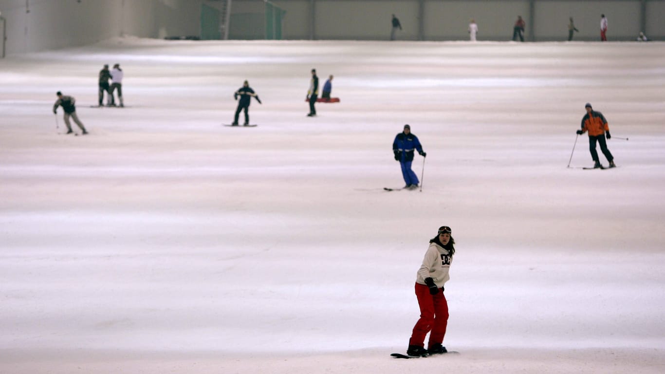 Skifahrer im "Snow Dome" in Bispingen (Archivbild): Dank Skihallen kann man hier im niedersächsischen Flachland sogar Wintersport betreiben – kann das für Bayern eine Alternative sein?