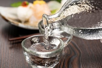 Reiswein ersetzen: Sake können Sie, je nach Gebrauch, durch Fruchtsäfte oder durch ähnlich aromatischen Alkohol ersetzen.