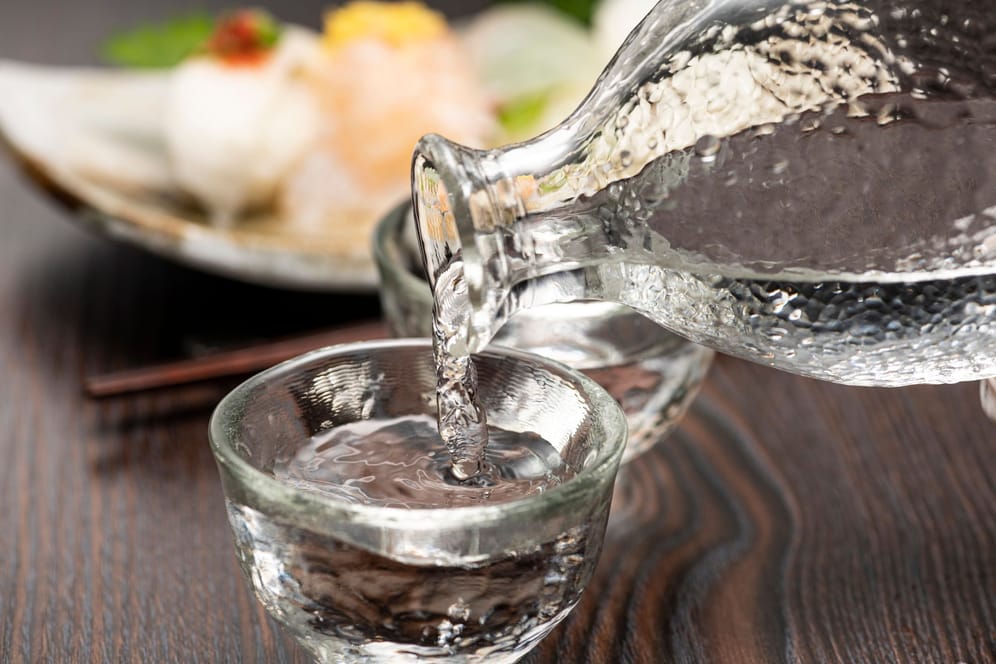 ﻿Reiswein ersetzen: Sake können Sie, je nach Gebrauch, durch Fruchtsäfte oder durch ähnlich aromatischen Alkohol ersetzen.