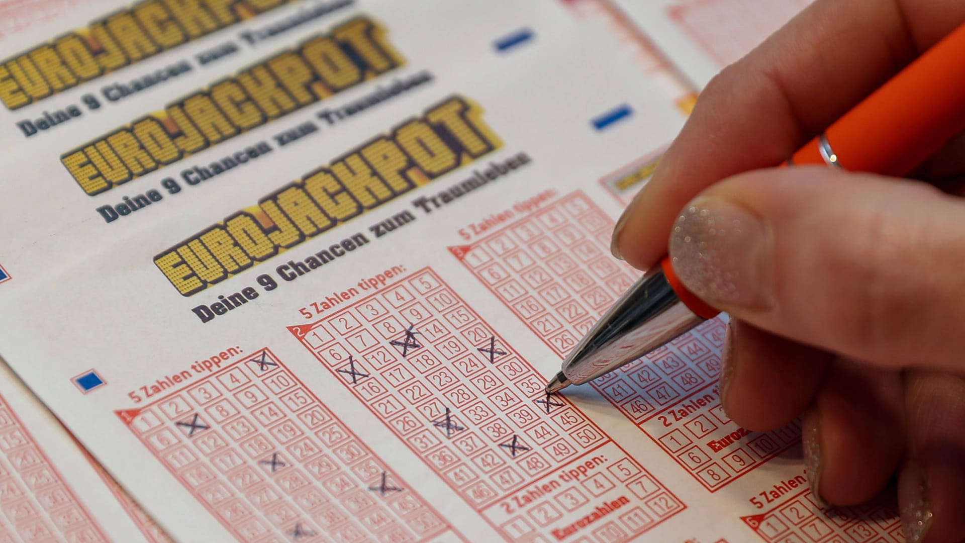 In Bremen hat eine Person Glück gehabt: 107 Millionen Euro waren im Jackpot. In Bremen hat eine Person Glück gehabt: 107 Millionen Euro waren im Jackpot.