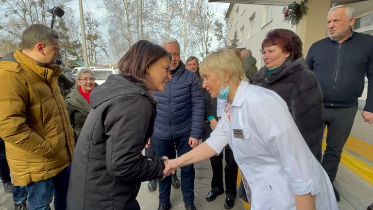 Annalena Baerbock (Bündnis 90 / Die Grünen): Die Außenministerin wird in Charkiw von der Direktorin des Kinderkrankenhauses Nr. 16, Maryna Kutscherenko (3.v.r), begrüßt.