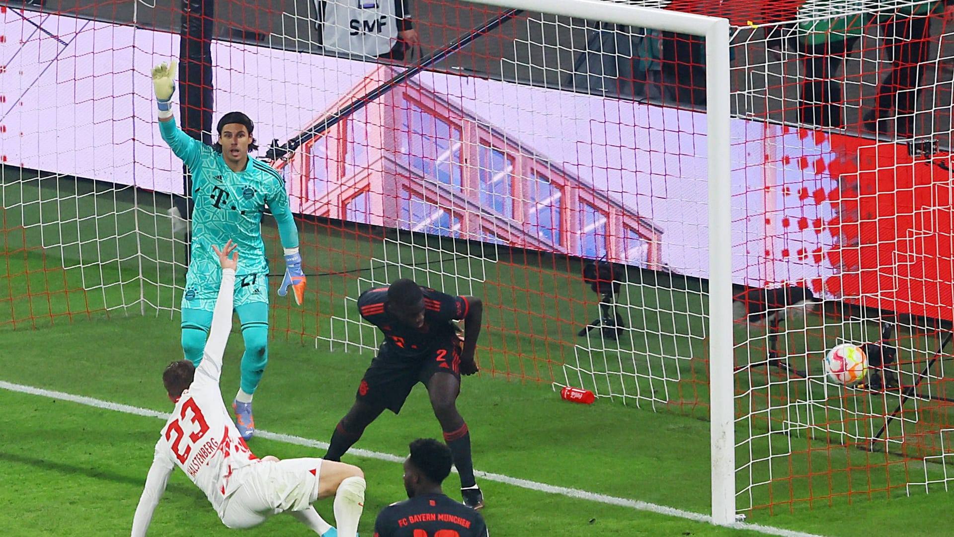 Yann Sommer hebt den "Reklamierarm": Bei seinem ersten Gegentor im Bayern-Trikot präsentierte der Keeper wie Manuel Neuer.