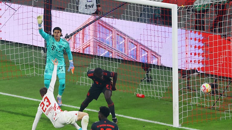 Yann Sommer hebt den "Reklamierarm": Bei seinem ersten Gegentor im Bayern-Trikot präsentierte der Keeper wie Manuel Neuer.