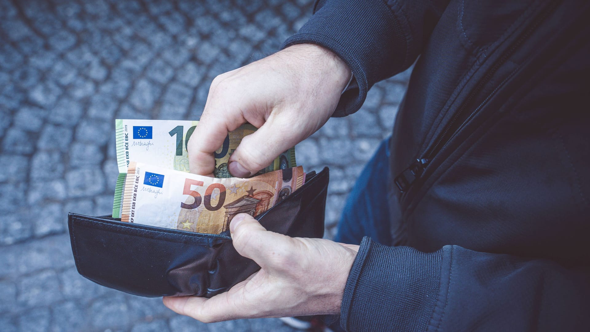 Das Geldvermögen in Deutschland ist weiter gewachsen, jedoch langsamer als in vergangenen Jahren. Das Geldvermögen in Deutschland ist weiter gewachsen, jedoch langsamer als in vergangenen Jahren.