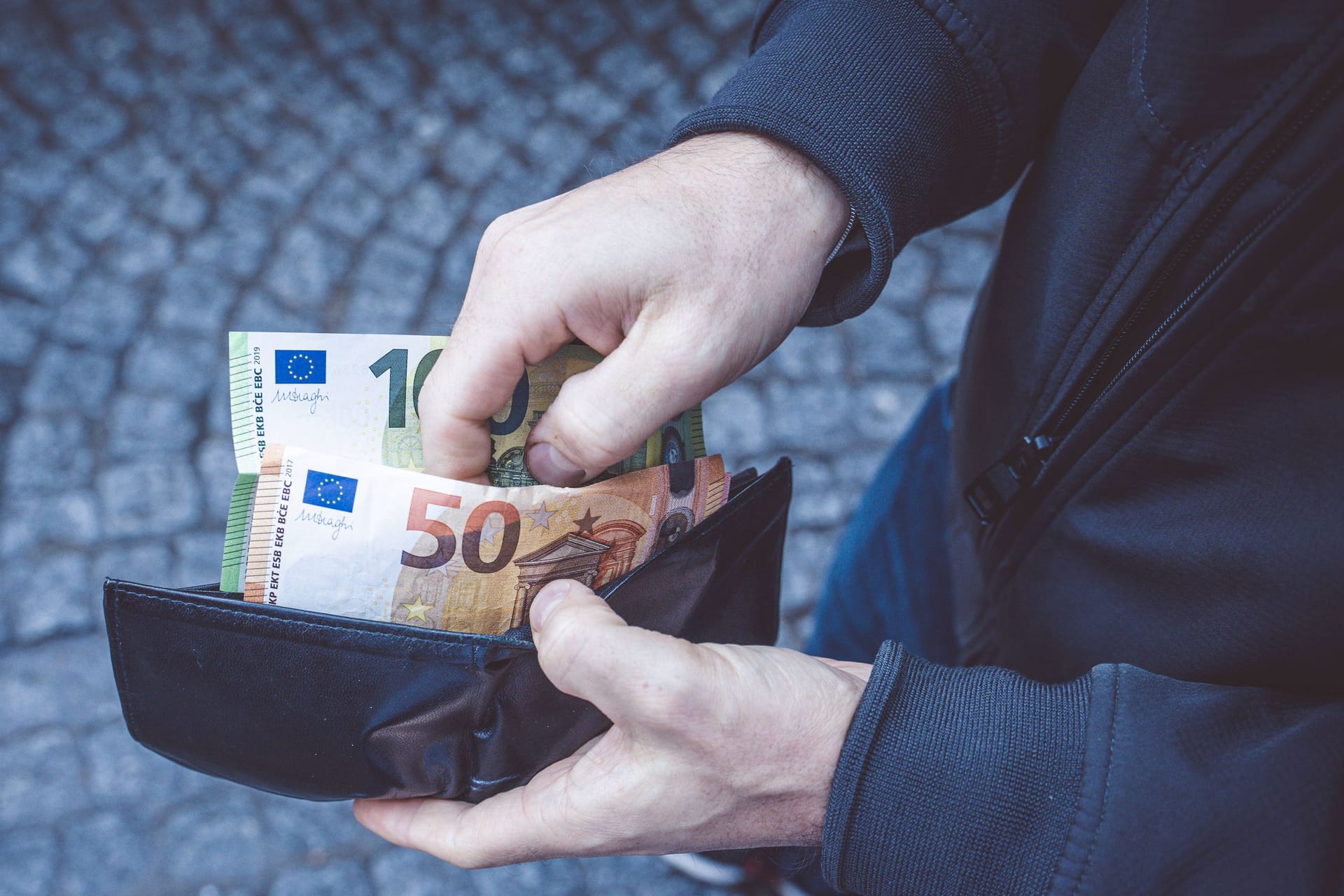 Das Geldvermögen in Deutschland ist weiter gewachsen, jedoch langsamer als in vergangenen Jahren.