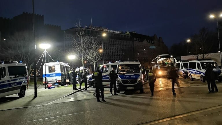 Polizeikontrolle am frühen Morgen: Rund 20 Polizeifahrzeuge seien an der Aktion beteiligt gewesen, berichtet die Organisatorin des Busses nach Lützerath.