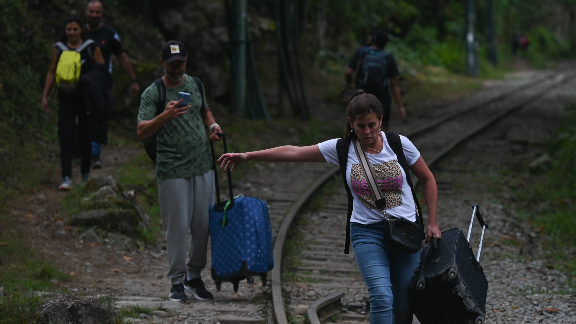 Touristen versuchen, die Region zu Fuß zu verlassen: Seit Wochen kommt es in Peru zu schweren Protesten. Touristen versuchen, die Region zu Fuß zu verlassen: Seit Wochen kommt es in Peru zu schweren Protesten.